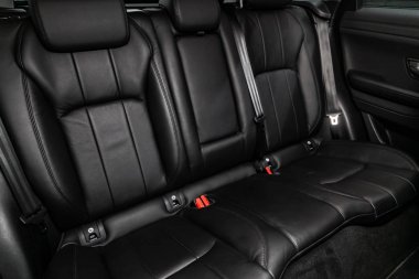 Novosibirsk, Rusya 24 Ağustos 2019: Land Rover Range Rover Evoque, Deri iç tasarım, araç yolcu su ve koltuk kemerli sürücü koltukları. 
