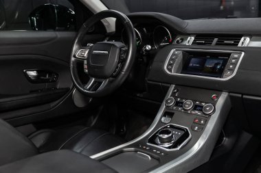 Novosibirsk, Rusya Ağustos 24, 2019: Land Rover Range Rover Evoque, Siyah lüks araba İç - direksiyon simidi, vites kolu, multimedya systeme, sürücü koltukları ve gösterge paneli