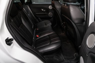 Novosibirsk, Rusya 24 Ağustos 2019: Land Rover Range Rover Evoque, Deri iç tasarım, araç yolcu su ve koltuk kemerli sürücü koltukları. 
