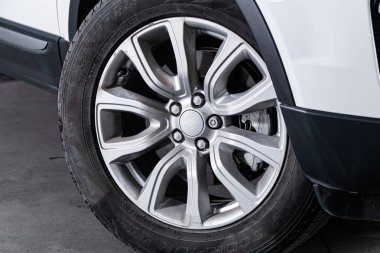 Novosibirsk, Rusya 24 Ağustos 2019: Land Rover Range Rover Evoque, tamponyakın çekim, tekerlek. Novosibirsk bir otoparkta modern bir araba Fotoğraf