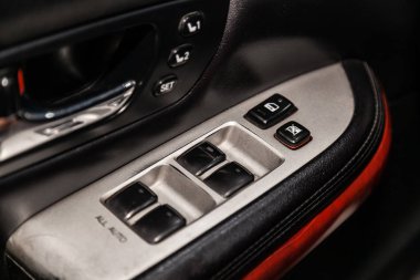 Novosibirsk, Rusya Ağustos 24, 2019: Lexus Rx-300, Yeni bir modern araba bir kapı kontrol paneli kapatın. Pencere kontrol paneli, kapı kilidi düğmesi ve koltuk ayarı ile kol dayama  