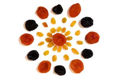 Fındık Desen - sarı kuru üzüm, kuru kayısı, bir daire şeklinde beyaz bir arka plan üzerinde erik. Dekorasyon, sağlıklı beslenme ve gıda arka plan hakkında kavramlar.