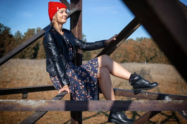 Retrato Una Mujer Alegre Sombrero Punto Abrigo Cuero Vestido Bonito — Foto de Stock