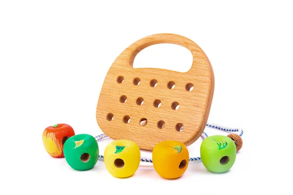 木质玩具的照片 有花边和不同颜色的珠子 在山毛虫的轮子上 白色孤立的背景上用木头制成的玩具 娱乐儿童和休息父母的玩具 — 图库照片