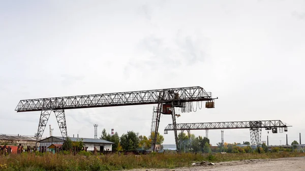 Två Stora Metall Portalkranar Byggarbetsplats Bakgrunden Industriella Lager För Förvaring — Stockfoto