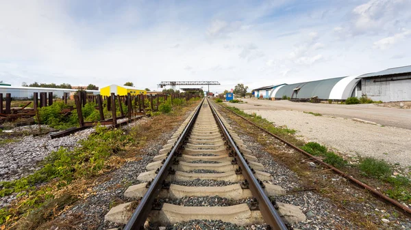 Großflächige Eisenbahngleise Vor Dem Hintergrund Einer Baustelle Produktionshalle Lagerhalle Portalkran — Stockfoto