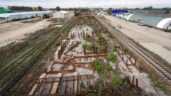 Metallkonstruktionen Auf Dem Hintergrund Einer Baustelle Fertigungshalle Lager Portalkran Industriebaukonzept — Stockfoto