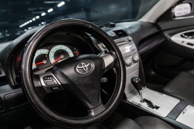 Novosibirsk, Rusya Ağustos 24, 2019: Toyota Camry, pano yakın çekim, hız göstergesi, takometre ve direksiyon. . modern araba iç