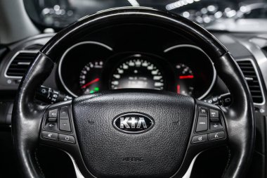 Novosibirsk, Rusya 24 Ağustos 2019: Kia Sorento, gösterge panelinin yakın çekim, hız göstergesi, takometre ve direksiyon. . modern araba iç