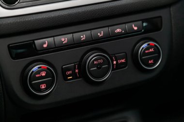Novosibirsk, Rusya Ağustos 24, 2019: Volkswagen Tiguan , Araba havalandırma sistemi ve klima kapatın - ayrıntıları ve modern araba kontrolleri 