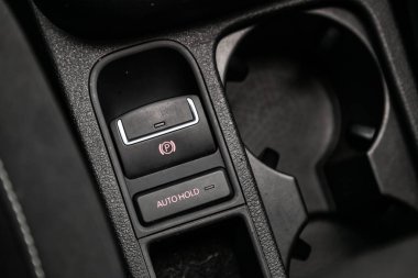 Novosibirsk, Rusya Ağustos 24, 2019: Volkswagen Tiguan , off road yakın çekim, park freni, antibuks düğmeleri, bardak tutucular. modern araba iç 