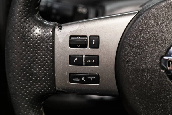 俄罗斯新西伯利亚8月24日 2019年8月24日 日产探路者 汽车控制器在转向轮 控制系统功能和语音电话在汽车 现代汽车内饰 — 图库照片