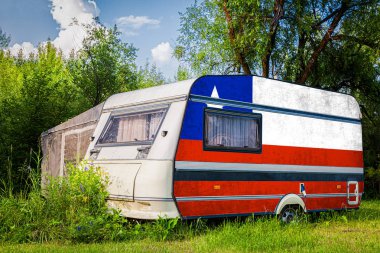 Bir araba römork, bir motor ev, Şili ulusal bayrağı boyalı bir dağlık park halinde duruyor. Ülkeler arasında karayolu taşımacılığı, ticareti, ihracatı ve ithalatı kavramı.