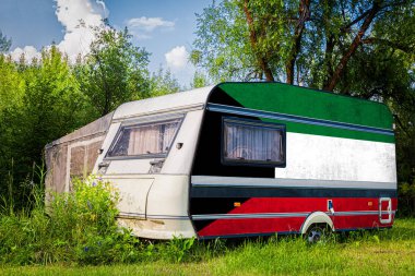 Bir araba römork, bir motor ev, Kuveyt ulusal bayrağı boyalı bir dağlık park halinde duruyor. Ülkeler arasında karayolu taşımacılığı, ticareti, ihracatı ve ithalatı kavramı.