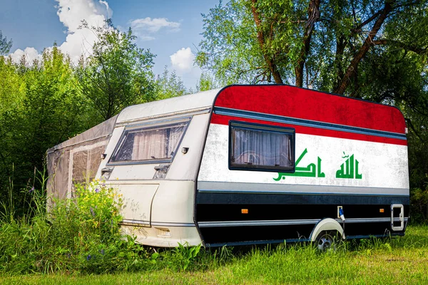 Reboque Carro Uma Caravana Pintado Bandeira Nacional Iraque Está Estacionado — Fotografia de Stock
