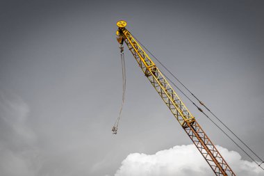 Gökyüzüne karşı bir kargo vincinin yakın çekim. İthalatçılar, ihracatçılar, toptancılar, nakliye işletmeleri, gümrük tarafından malların depolama anlayışı