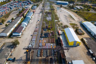 Sanayi bölgesinin en iyi görünümü: demiryolu rayları, garajlar, depolar, malların depolanması için konteynerler. İthalatçılar, ihracatçılar, toptancılar, nakliye işletmeleri, gümrük tarafından malların depolama kavramı