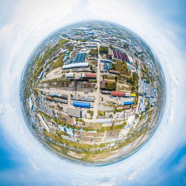Panoramik şehir 360 yukarıdan vuruldu. Sanayi bölgesinin en iyi görünümü: garajlar, depolar, malların depolanması için konteynerler. İthalatçılar, ihracatçılar, toptancılar, nakliye tarafından malların depolanması kavramı