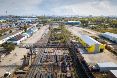 Sanayi bölgesinin en iyi görünümü: demiryolu rayları, garajlar, depolar, malların depolanması için konteynerler. İthalatçılar, ihracatçılar, toptancılar, nakliye işletmeleri, gümrük tarafından malların depolama kavramı