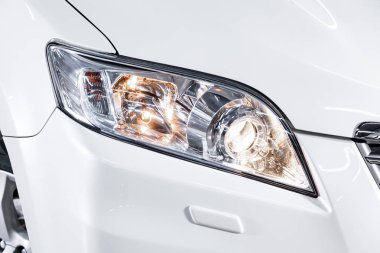 Beyaz araba farları. Dış görev ayrıntıları. Modern LED farlardan birinin detaylarını kapat.