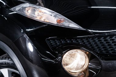 Siyah araba farları. Dış görev ayrıntıları. Modern LED farlardan birinin detaylarını kapat.