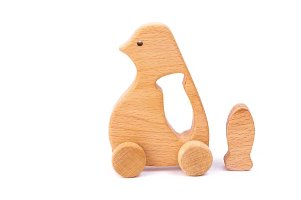 Zdjęcie Drewnianego Pingwina Rybami Kółkach Buku Zabawka Wykonana Drewna Białym — Zdjęcie stockowe