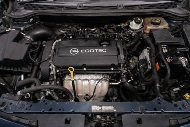 Novosibirsk, Rusya Ağustos 24, 2019: Opel Astra, Araba motoru yakın detay, ön görünüm. Içten yanmalı motor, araba parçaları, deteyling