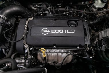 Novosibirsk, Rusya Ağustos 24, 2019: Opel Astra, Araba motoru yakın detay, ön görünüm. Içten yanmalı motor, araba parçaları, deteyling