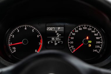 Novosibirsk, Rusya 24 Ağustos 2019: Volkswagen Polo, Kilometre Sayacı, hız göstergesi, takometre, yakıt seviyesi ile Gösterge otomobil paneli kapat