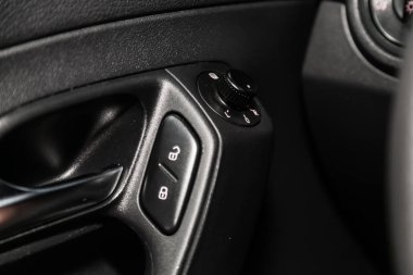 Novosibirsk, Rusya Ağustos 24, 2019: Volkswagen Polo, Yeni bir modern araba bir kapı kontrol paneli kapatın. Pencere kontrol paneli, kapı kilidi düğmesi ve ayna kontrolü ile kol dayama 