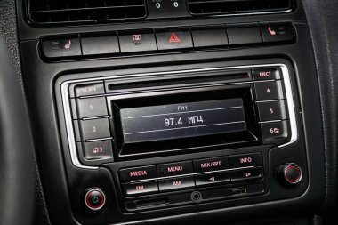 Novosibirsk, Rusya 24 Ağustos 2019: Volkswagen Polo, gösterge panelinin yakın çekim, üfleyici ayarı, klima, oyuncu. modern araba iç