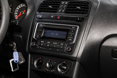 Novosibirsk, Rusya 24 Ağustos 2019: Volkswagen Polo, gösterge panelinin yakın çekim, üfleyici ayarı, klima, oyuncu. modern araba iç
