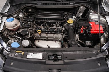Novosibirsk, Rusya Ağustos 24, 2019: Volkswagen Polo, Araba motoru nun detayı, ön görünüm. Içten yanmalı motor, araba parçaları, deteyling