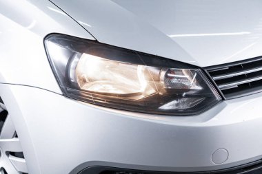 Novosibirsk, Rusya 24 Ağustos 2019: Volkswagen Polo, araba farları. Dış cephe detayı. Led farlardan modern arabalardan birinin ayrıntılarını kapatın 