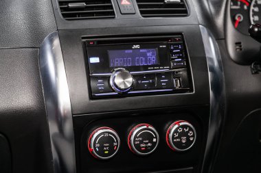 Novosibirsk, Rusya 24 Ağustos 2019: Suzuki Sx4, gösterge panelinin yakın çekim, üfleyicinin ayarı, klima, oyuncu. modern araba iç