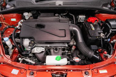 Novosibirsk, Rusya 24 Ağustos 2019: Suzuki Sx4, Araba motorunun detayını kapatın, ön görünüm. Içten yanmalı motor, araba parçaları, deteyling
