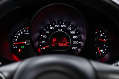 Novosibirsk, Rusya 24 Ağustos 2019: Kia Soul, Odometer, hız göstergesi, takometre, yakıt seviyesi ile Enstrüman otomobil paneli kapat