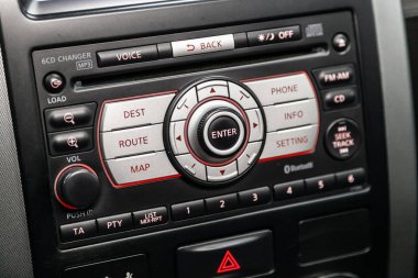 Novosibirsk, Rusya Ağustos 24, 2019: Nissan X-trail, Modern siyah araba iç: monitör ve kontrol düğmesi ile radyo, ses sistemi 