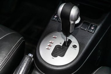 Novosibirsk, Rusya 24 Ağustos 2019: Nissan X-trail, Vites değiştirme. araba otomatik şanzıman dişli , araba iç