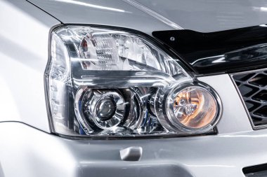 Novosibirsk, Rusya 24 Ağustos 2019: Nissan X-trail, araba farları. Dış cephe detayı. Led farlardan modern arabalardan birinin ayrıntılarını kapatın 