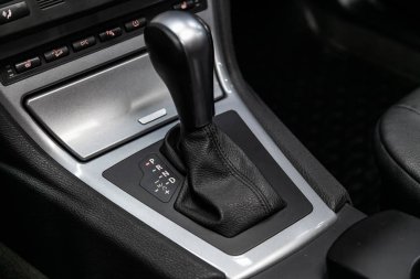 Novosibirsk, Rusya 24 Ağustos 2019: Bmw X3, Vites değiştirme. araba otomatik şanzıman dişli , araba iç