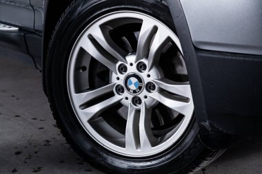 Novosibirsk, Rusya 24 Ağustos 2019: Bmw X3, tampon yakın çekim, alaşım jant, spor molası ile araba detaylandırma 