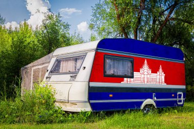 Bir araba römork, bir motor ev, Kamboçya ulusal bayrağı boyalı