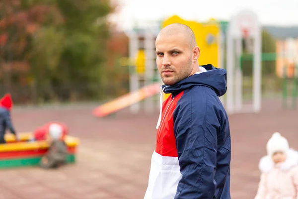 Ung Atletisk Man Träningsoverall Ser Allvarligt Kameran Och Går Runt — Stockfoto