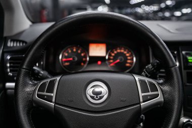 Novosibirsk, Rusya 27 Ağustos 2019: Ssangyong Actyon, gösterge panelinin yakın çekim, hız göstergesi, takometre ve direksiyon. . modern araba iç