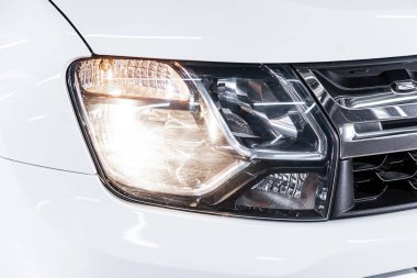 Novosibirsk, Rusya Ağustos 27, 2019: Renault Duster, Modern araba xenon lamba far Makro görünümü, tampon, tekerlek. Modern bir arabanın dış