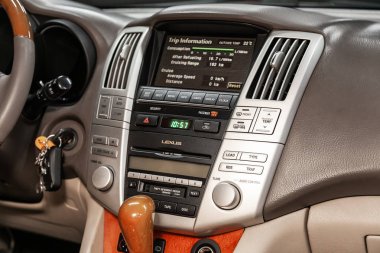 Novosibirsk, Rusya 27 Ağustos 2019: Lexus Rx 300,pano yakın çekim, üfleyici ayarı, klima, oyuncu. modern araba iç