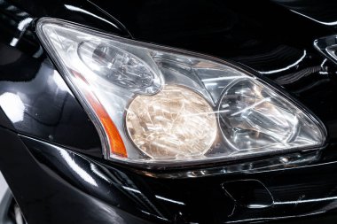 Novosibirsk, Rusya Ağustos 27, 2019: Lexus Rx 300, Modern araba xenon lamba far Makro görünümü, tampon, tekerlek. Modern bir arabanın dış