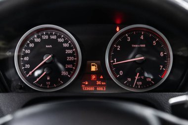 Novosibirsk, Rusya 27 Ağustos 2019: Bmw X6,Odometre, hız göstergesi, takometre, yakıt seviyesi ile Gösterge otomobil paneli kapatın