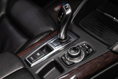 Novosibirsk, Rusya 27 Ağustos 2019: Bmw X6,Vites değişimi. araba otomatik şanzıman dişli , araba iç